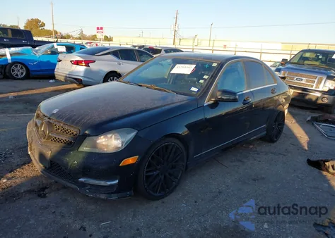 2012 Mercedes-Benz C 300 Sport 4Matic z USA, uszkodzony, nr VIN WDDGF8BBXCR211643